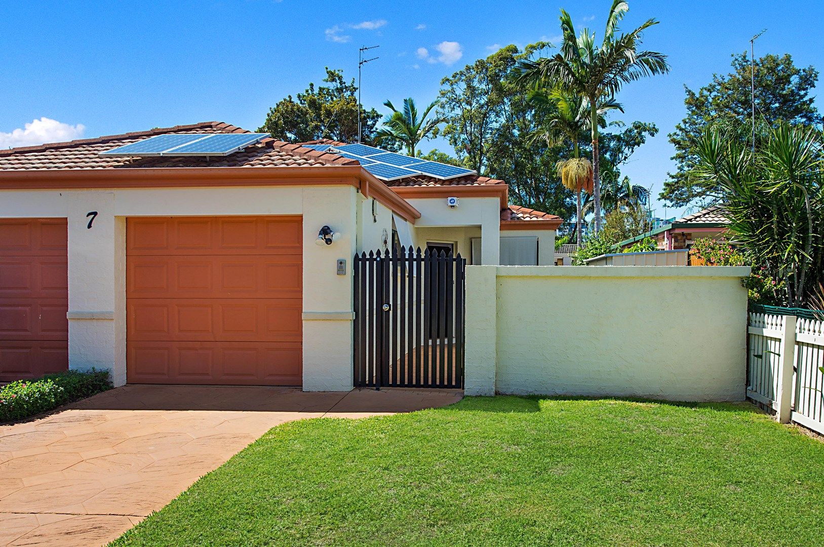 2/7 Coral Avenue, Labrador QLD 4215, Image 2