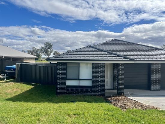 4 bedrooms House in 1/11 Regal Park Drive TAMWORTH NSW, 2340