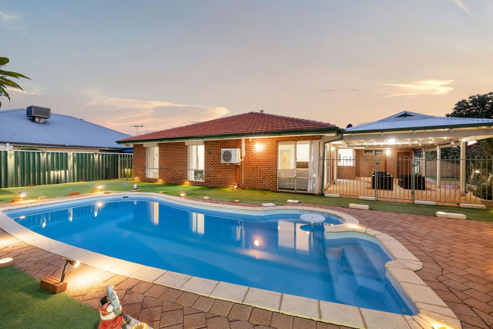 4 bedrooms House in 32 Chesterton Drive THORNLIE WA, 6108