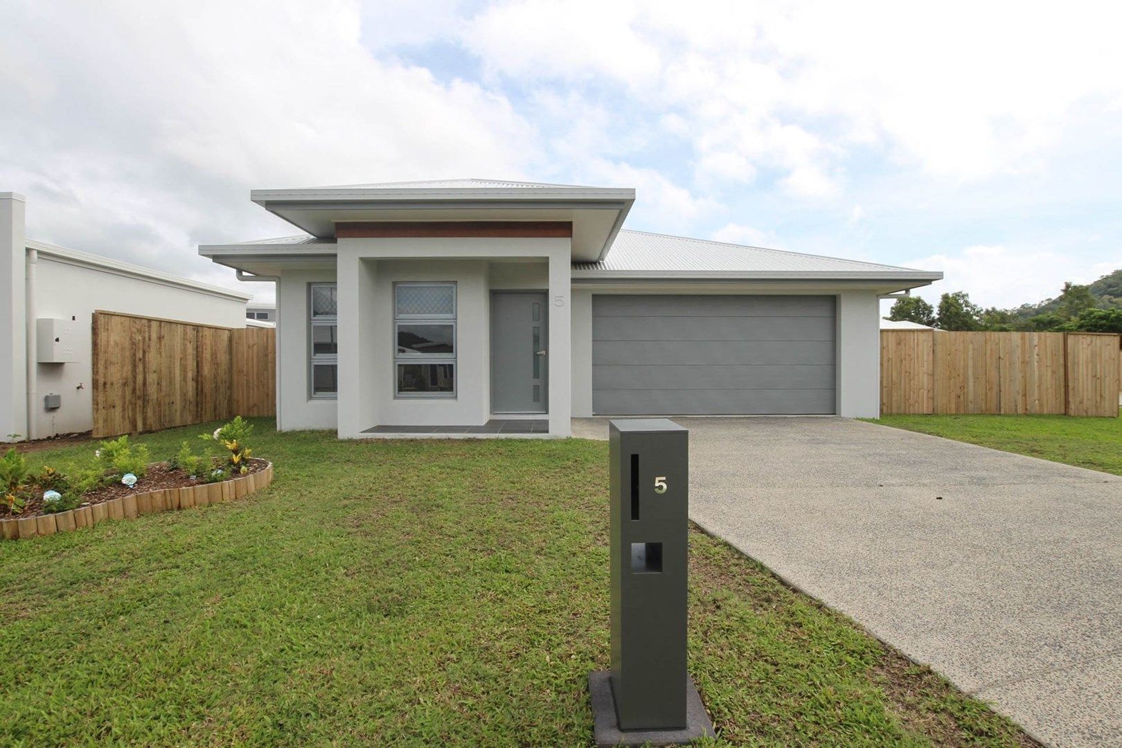 4 bedrooms House in 5 Coxswain Place TRINITY BEACH QLD, 4879