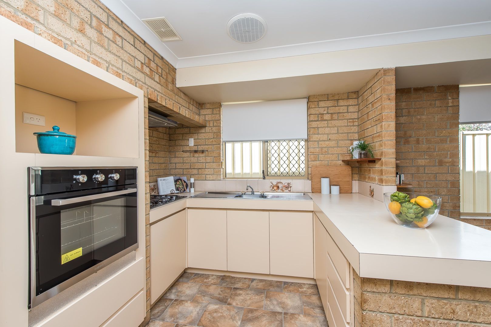 2 Rosella Circle, Ballajura WA 6066, Image 2