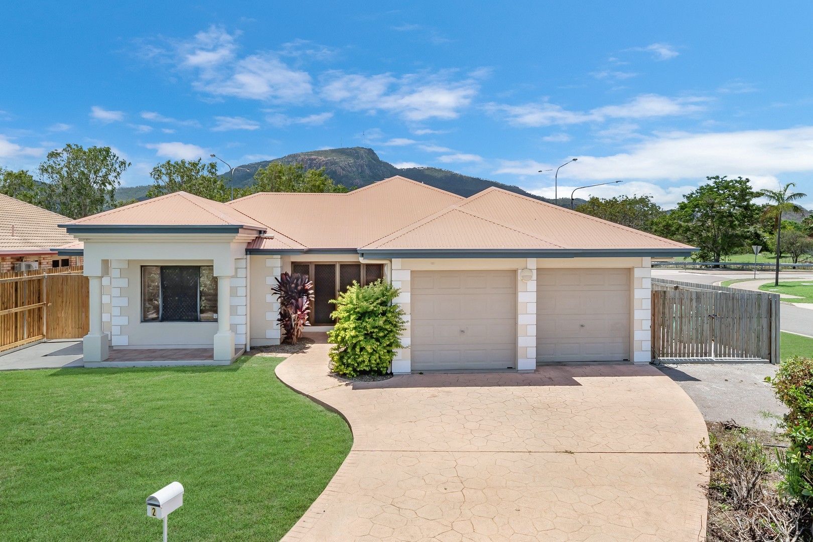 4 bedrooms House in  ANNANDALE QLD, 4814