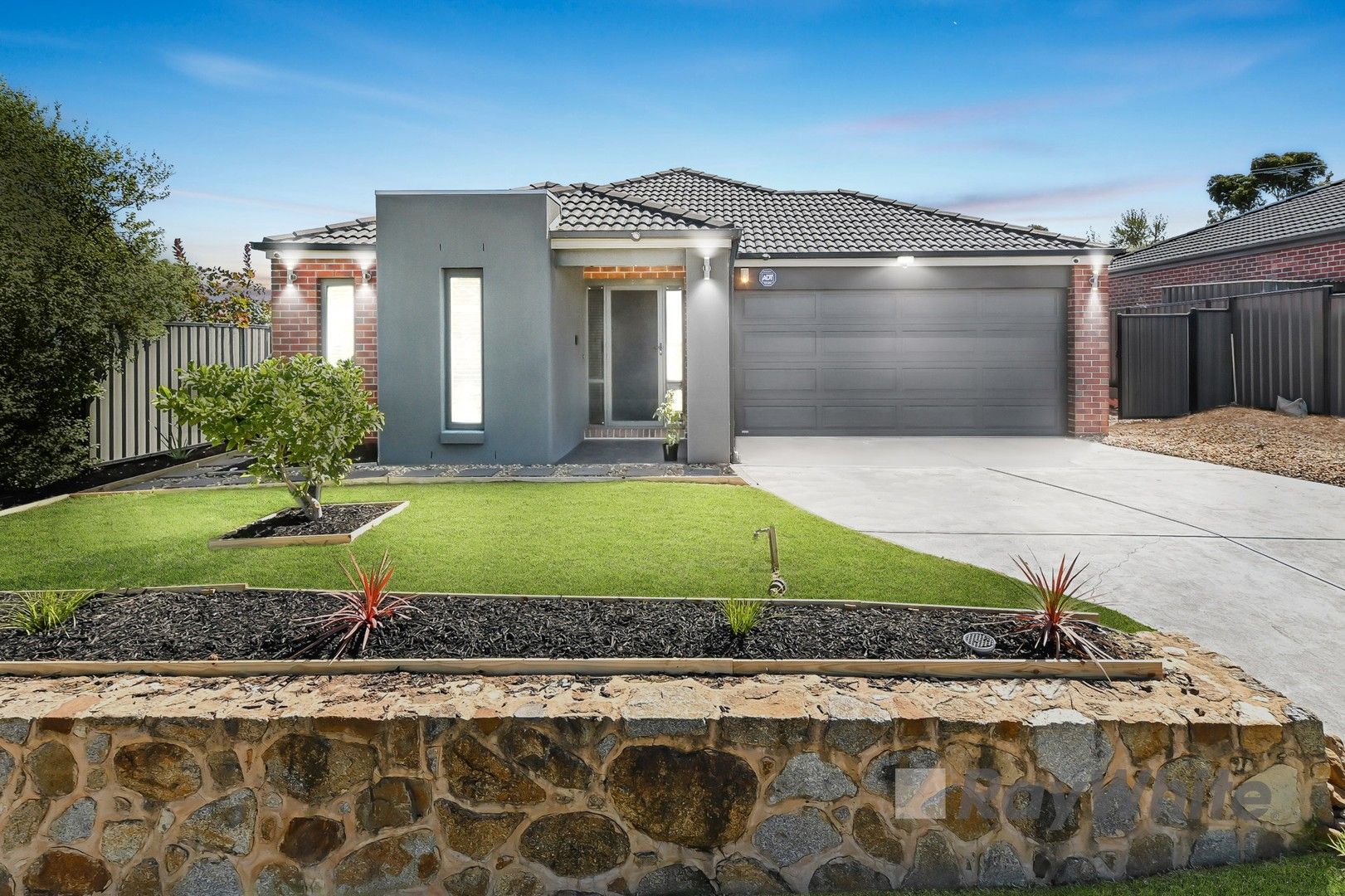 4 bedrooms House in 13 Half Moon Crescent PAKENHAM VIC, 3810