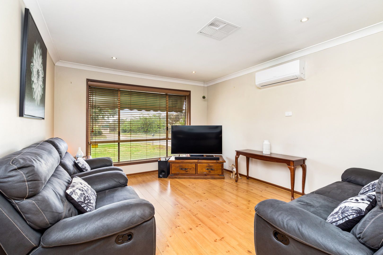 27 Karoom Drive, Glenfield Park NSW 2650, Image 2