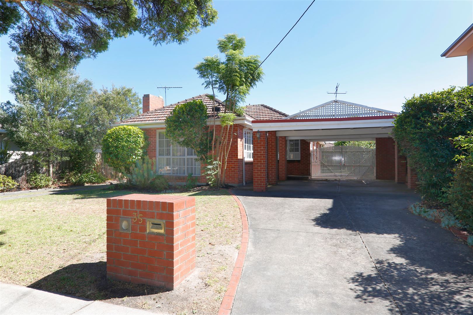 3 bedrooms House in 35 Virginia Street MOUNT WAVERLEY VIC, 3149