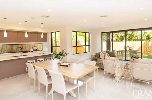 4 bedrooms House in  HOLLAND PARK QLD, 4121