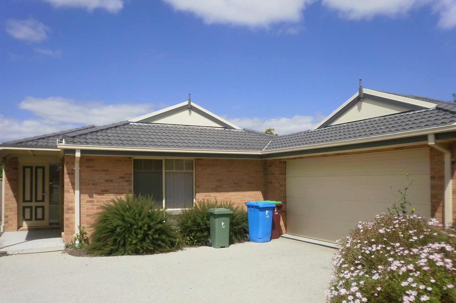 3 bedrooms Apartment / Unit / Flat in 4/23 Farnborough Way BERWICK VIC, 3806