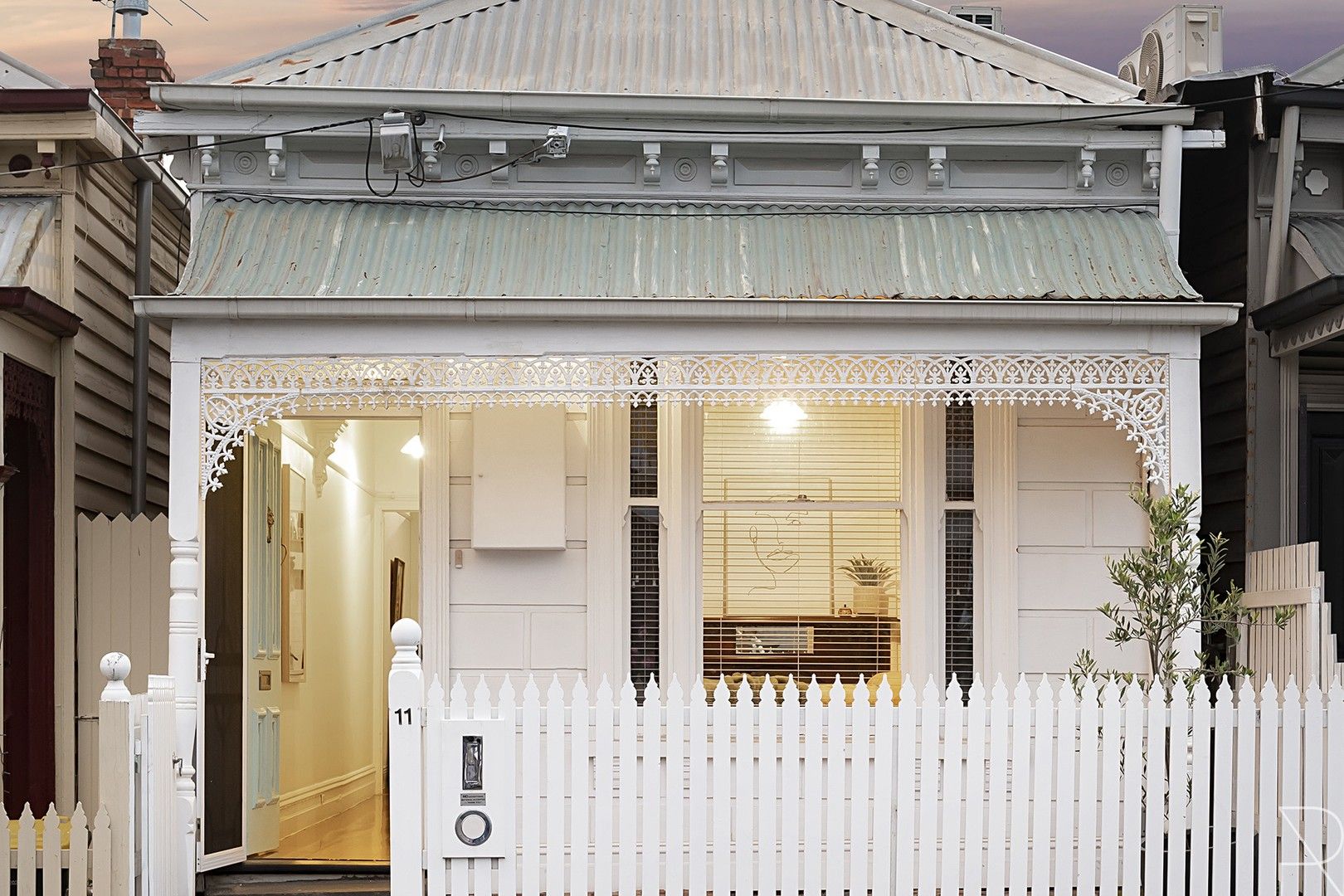 2 bedrooms House in 11 Hopetoun  Street KENSINGTON VIC, 3031