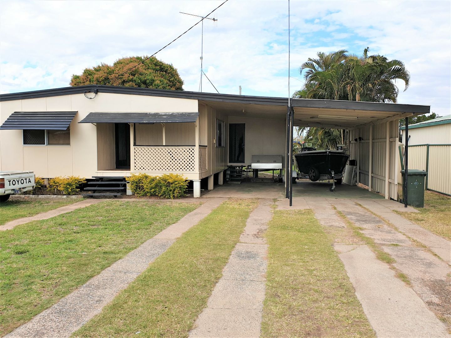 2 Misfeld St, Moura QLD 4718, Image 1