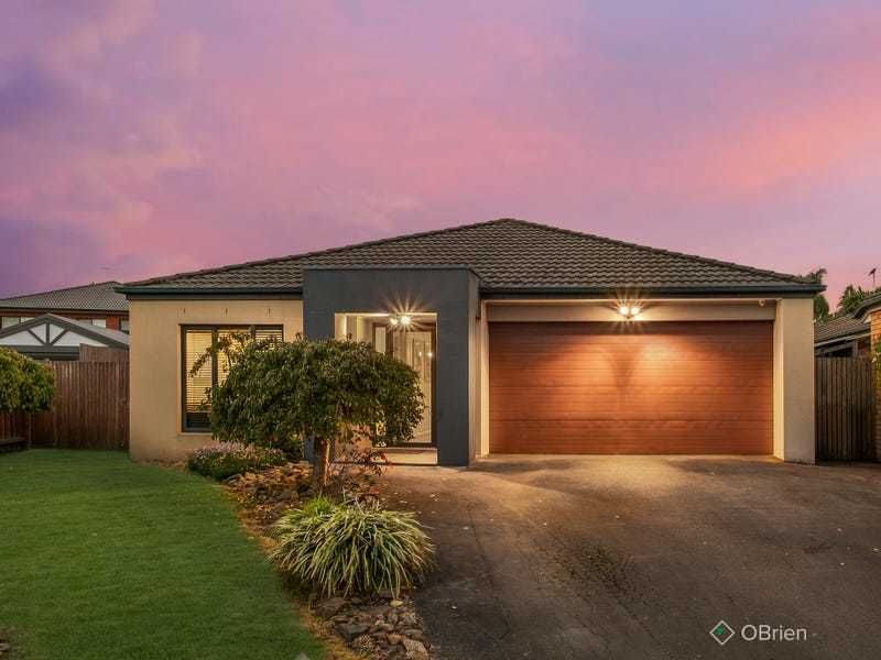 4 bedrooms House in 3 Petrel Place BERWICK VIC, 3806