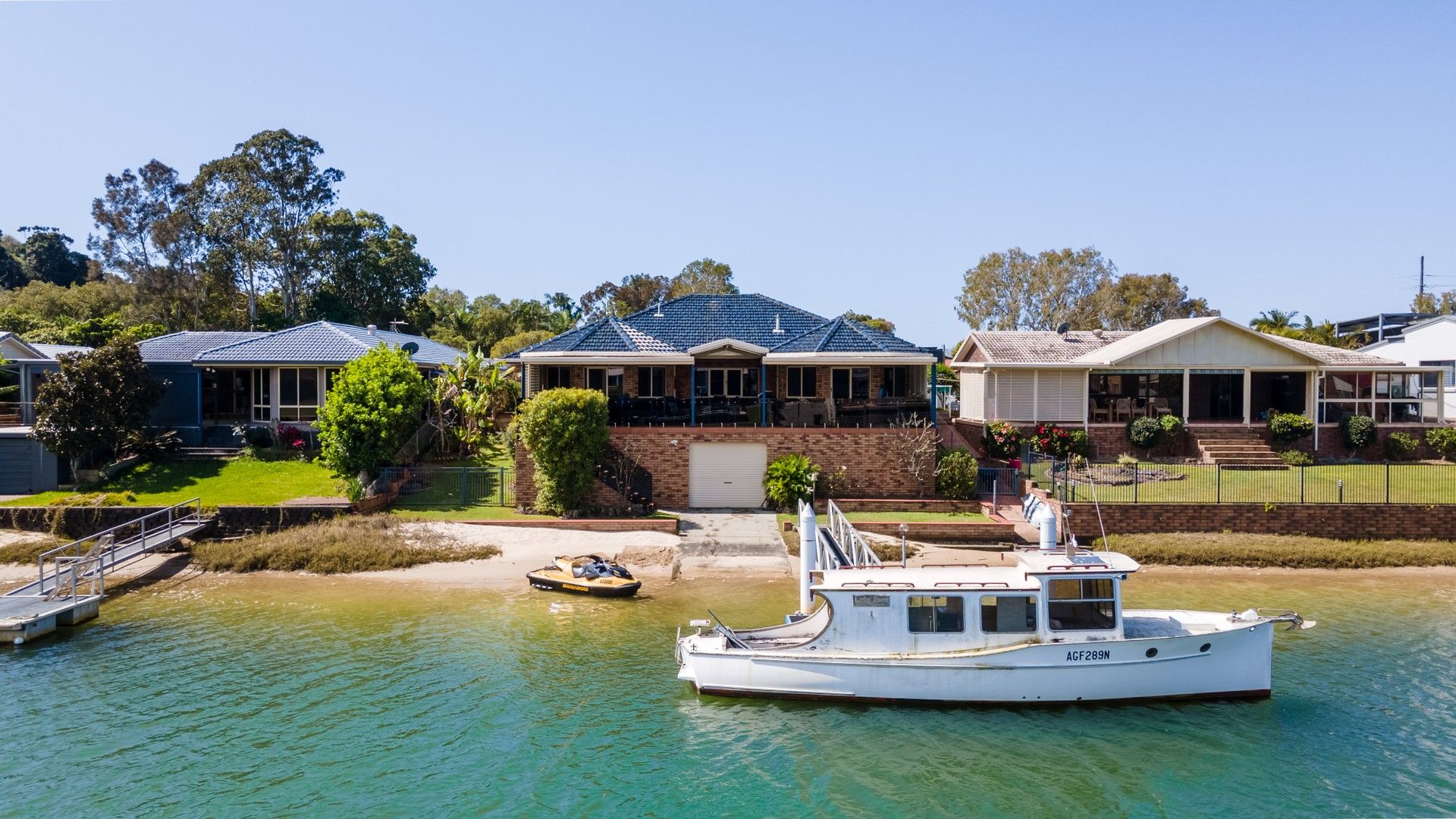 4 bedrooms House in 12 Bosun Boulevard BANORA POINT NSW, 2486