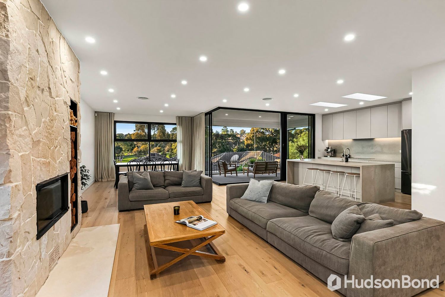 4 bedrooms House in 35 Cuthbert Street BULLEEN VIC, 3105