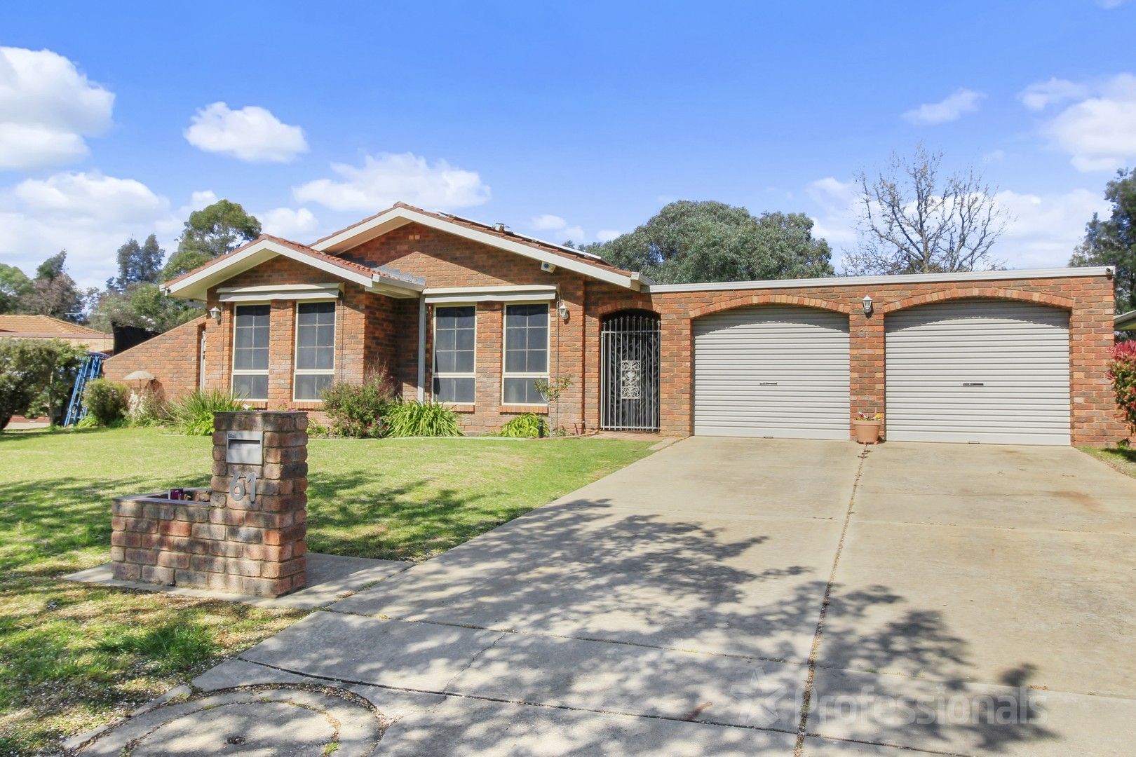 3 bedrooms House in 61 Balleroo Crescent GLENFIELD PARK NSW, 2650