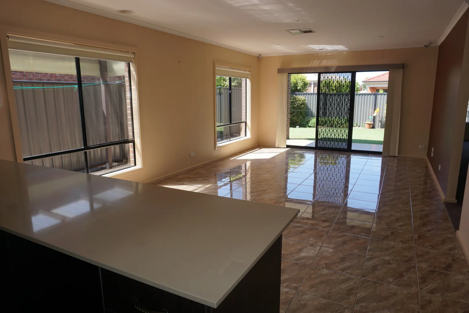 Perfect Family Home- Walk to P-9 Point Cook College !!! - Widok 4