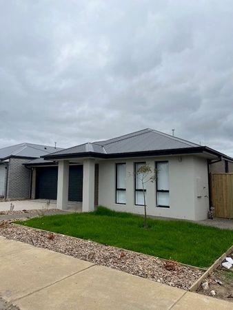 4 bedrooms House in 40 Motion Drive MOUNT DUNEED VIC, 3217