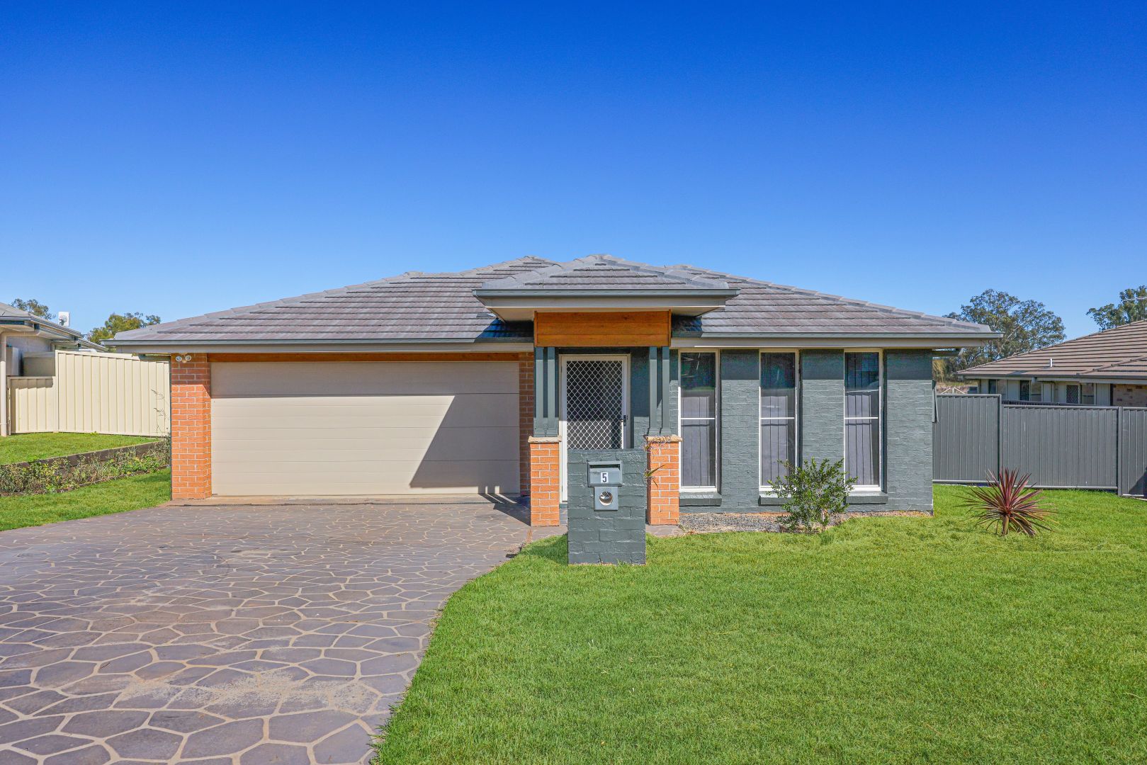 5 Regal Park Drive, Oxley Vale Property History & Address Research
