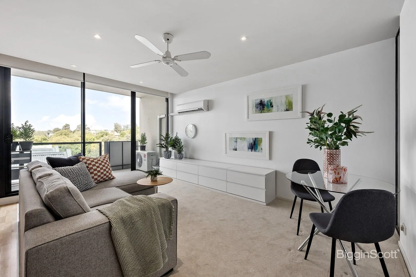 CONTEMPORARY FURNISHED LIVING WITH YARRA VIEWS, Richmond
