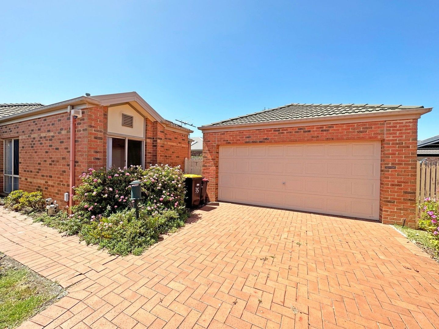 4 bedrooms House in 35 The Glades TAYLORS HILL VIC, 3037