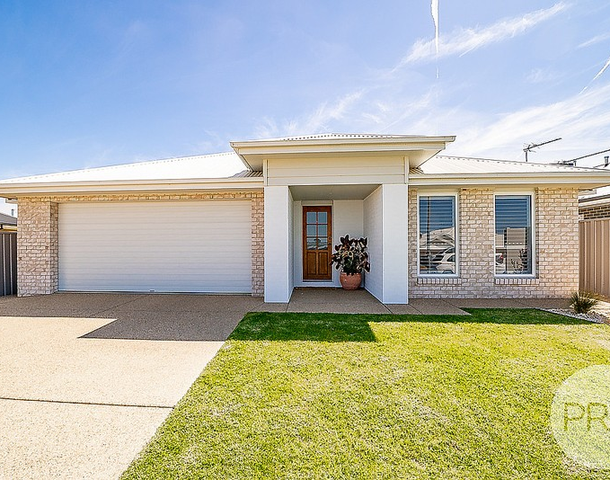 28 Turramia Crescent, Gobbagombalin NSW 2650