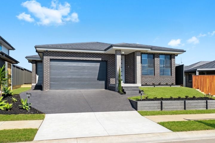 4 bedrooms House in 23 Fleece Loop ORAN PARK NSW, 2570