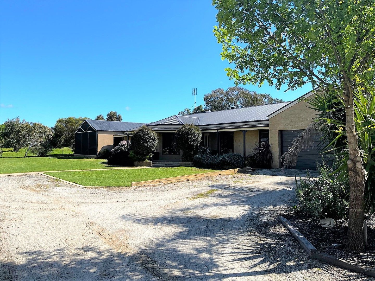 5 bedrooms House in 3 Templeton Drive BOORT VIC, 3537