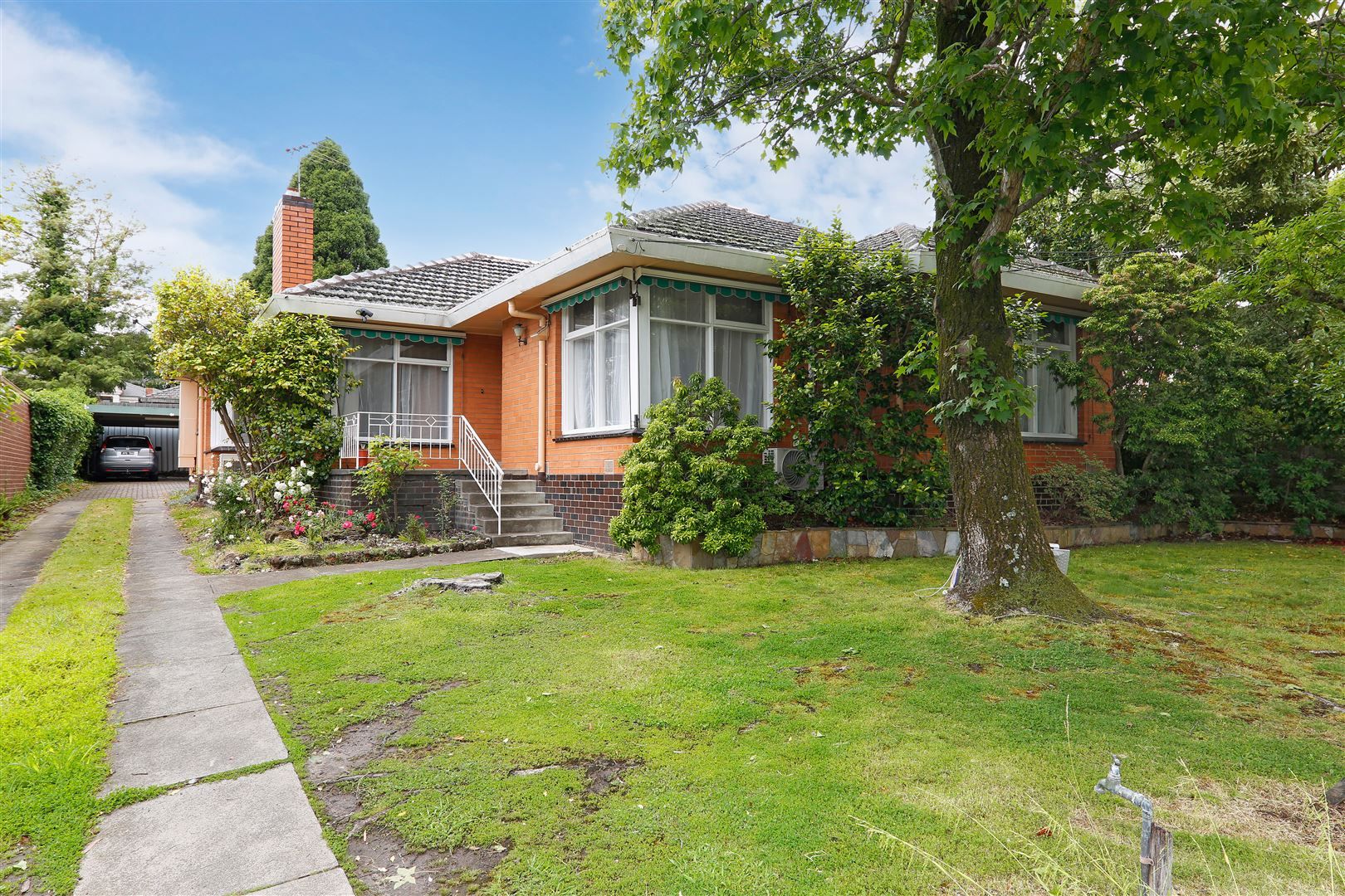 5 bedrooms House in 10 Burramine Road GLEN WAVERLEY VIC, 3150
