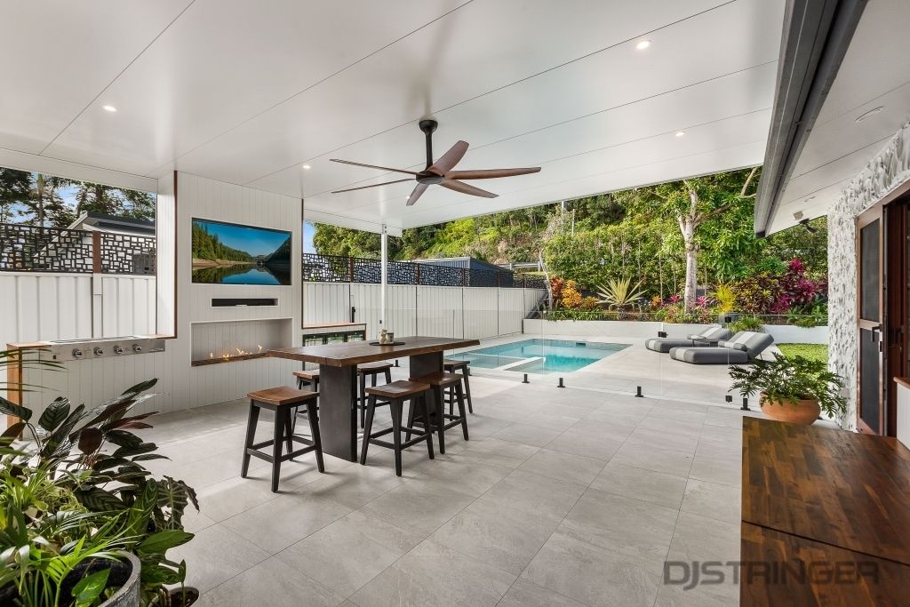 4 bedrooms House in 5 Whitsunday Drive CURRUMBIN WATERS QLD, 4223