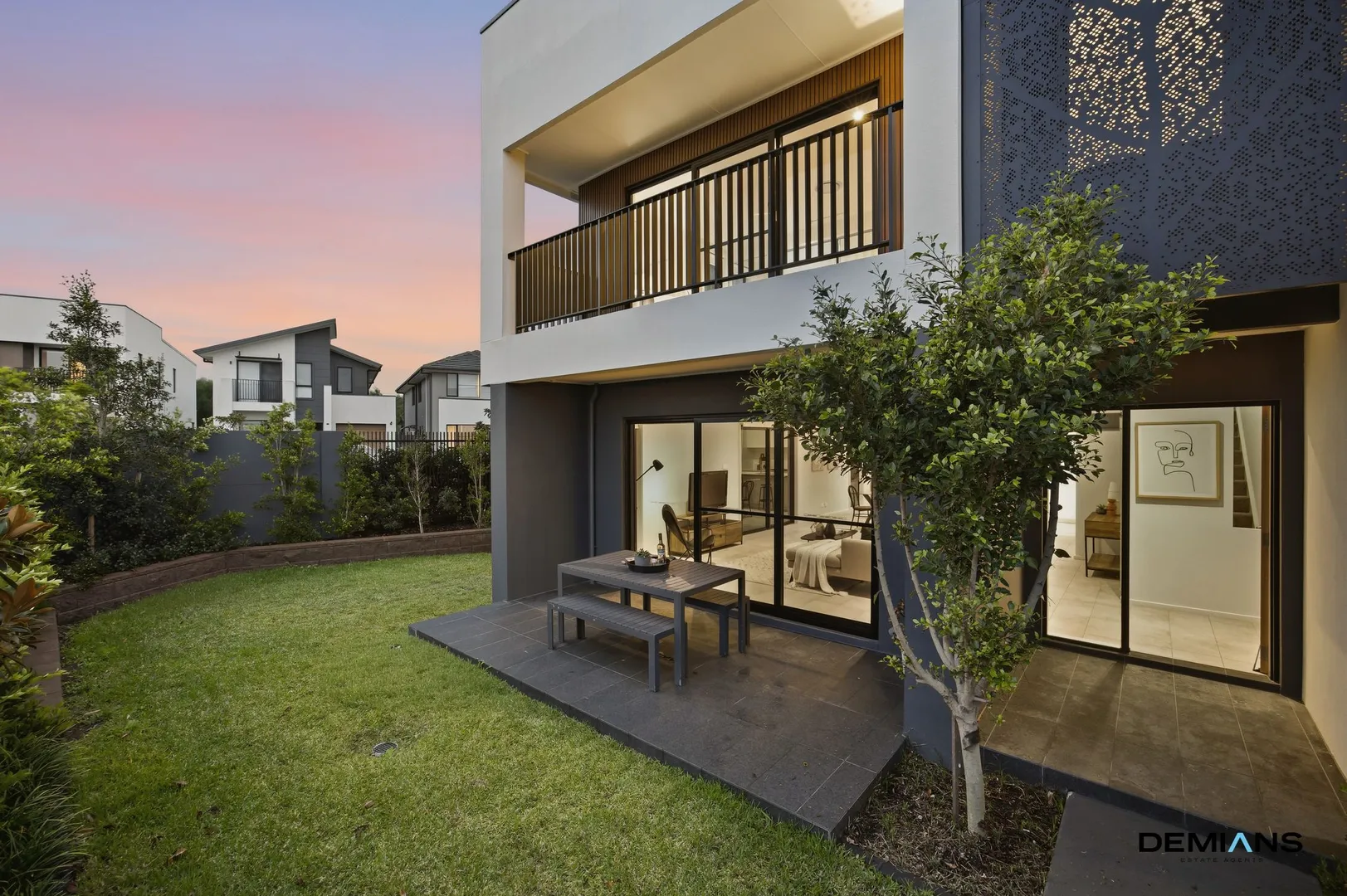 This one is limited edition. On a corner position. In immaculate condition. 

In the heart of the Georges Cove Estate, this one is an easy decision. – pohled 4