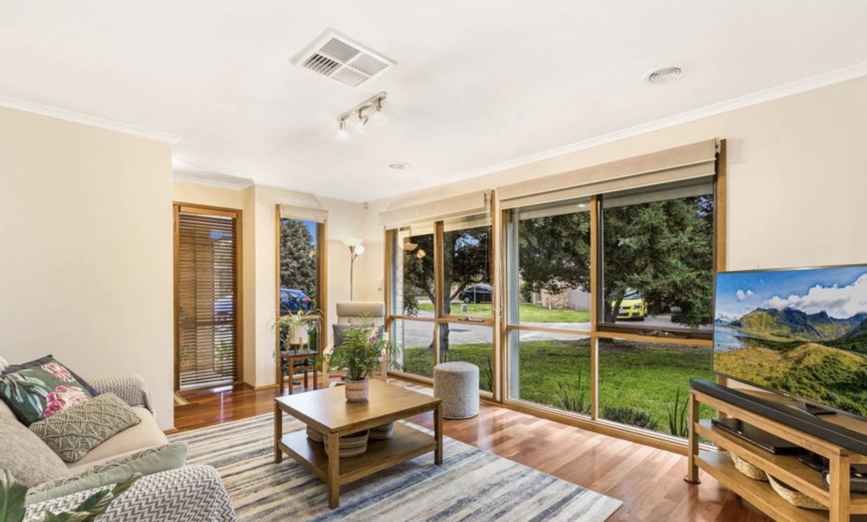 3 bedrooms Villa in 14 Longbeach Close ASPENDALE VIC, 3195