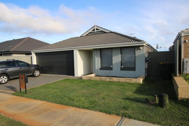 4 bedrooms House in 25 Durant Way PIARA WATERS WA, 6112