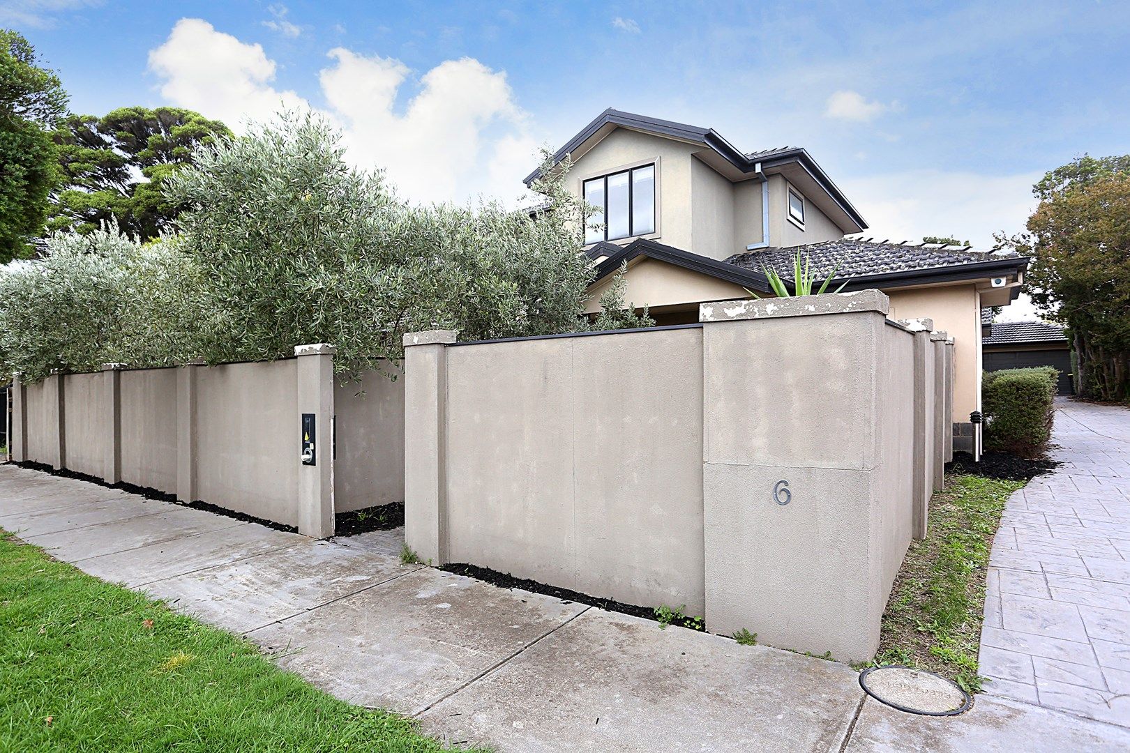 3 bedrooms Penthouse in 1/6 Bletchley Road HUGHESDALE VIC, 3166