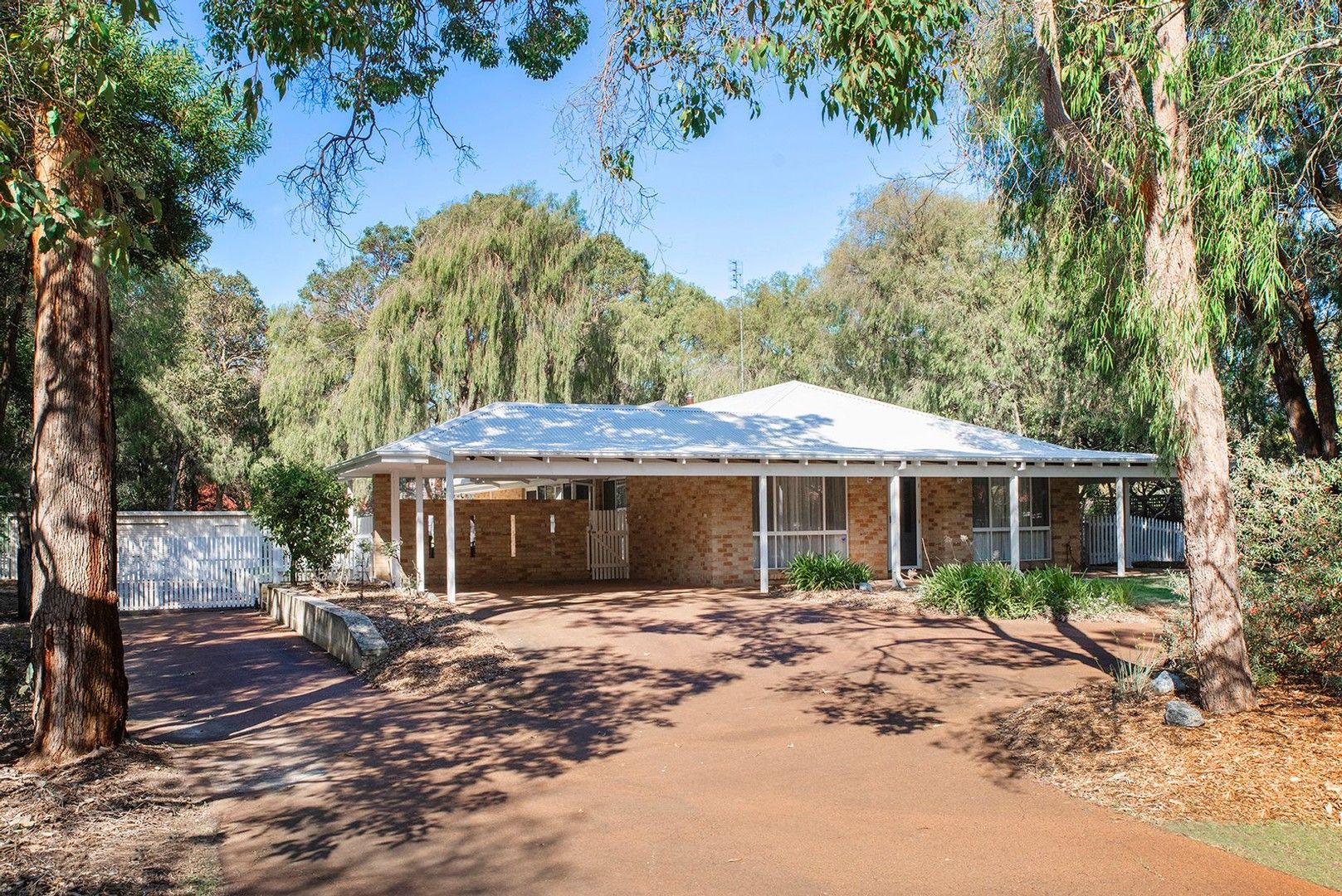4 bedrooms House in 8 Kalgaritch Avenue WEST BUSSELTON WA, 6280