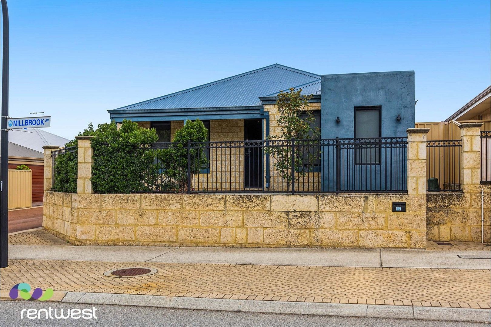 4 bedrooms House in 27 Millbrook Avenue BERTRAM WA, 6167