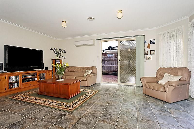 69 Bluebell Crescent, GOWANBRAE VIC 3043, Image 2