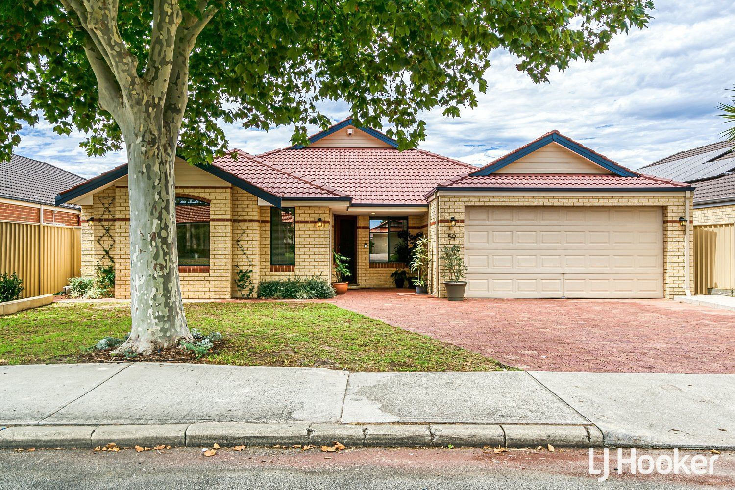 4 bedrooms House in 59 Towncentre Drive THORNLIE WA, 6108
