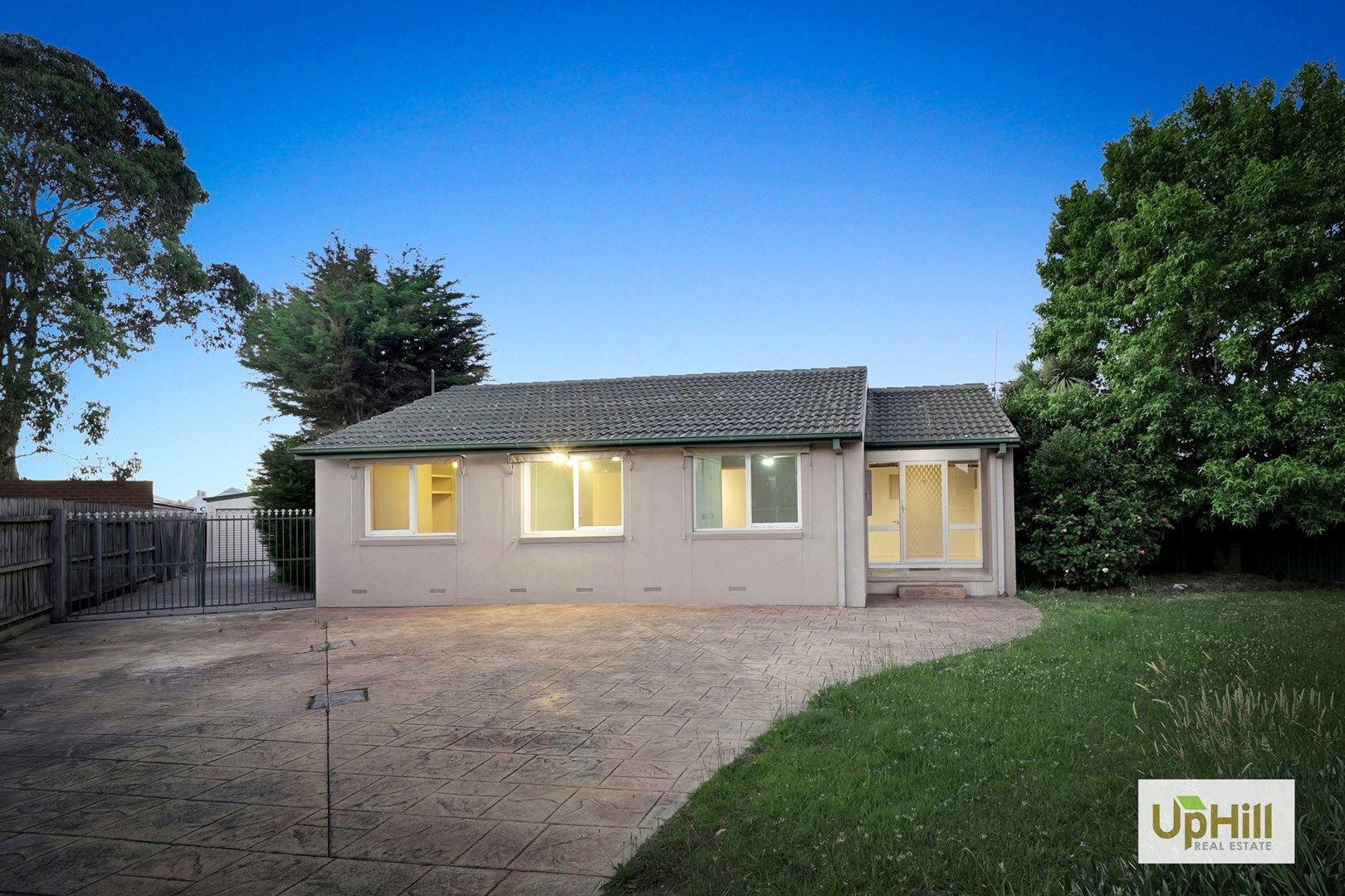 4 bedrooms House in 11 Ambleside Crescent BERWICK VIC, 3806