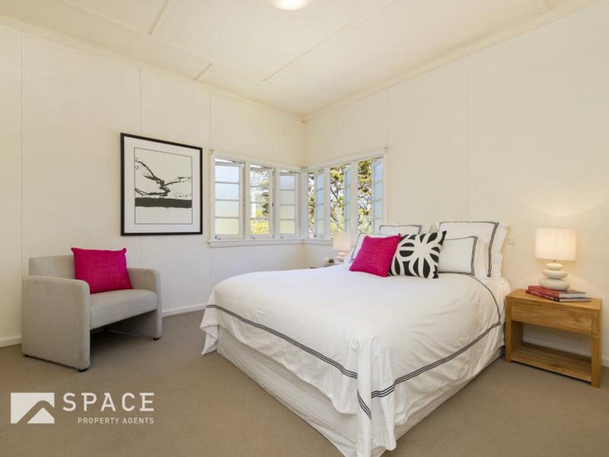 2 bedrooms House in 4 Ward Street BARDON QLD, 4065