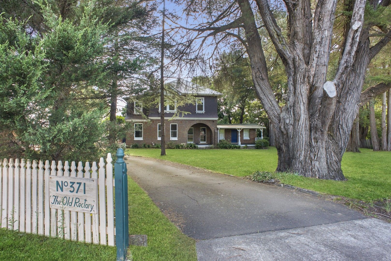 6 bedrooms House in 371 Great Western Highway SPRINGWOOD NSW, 2777