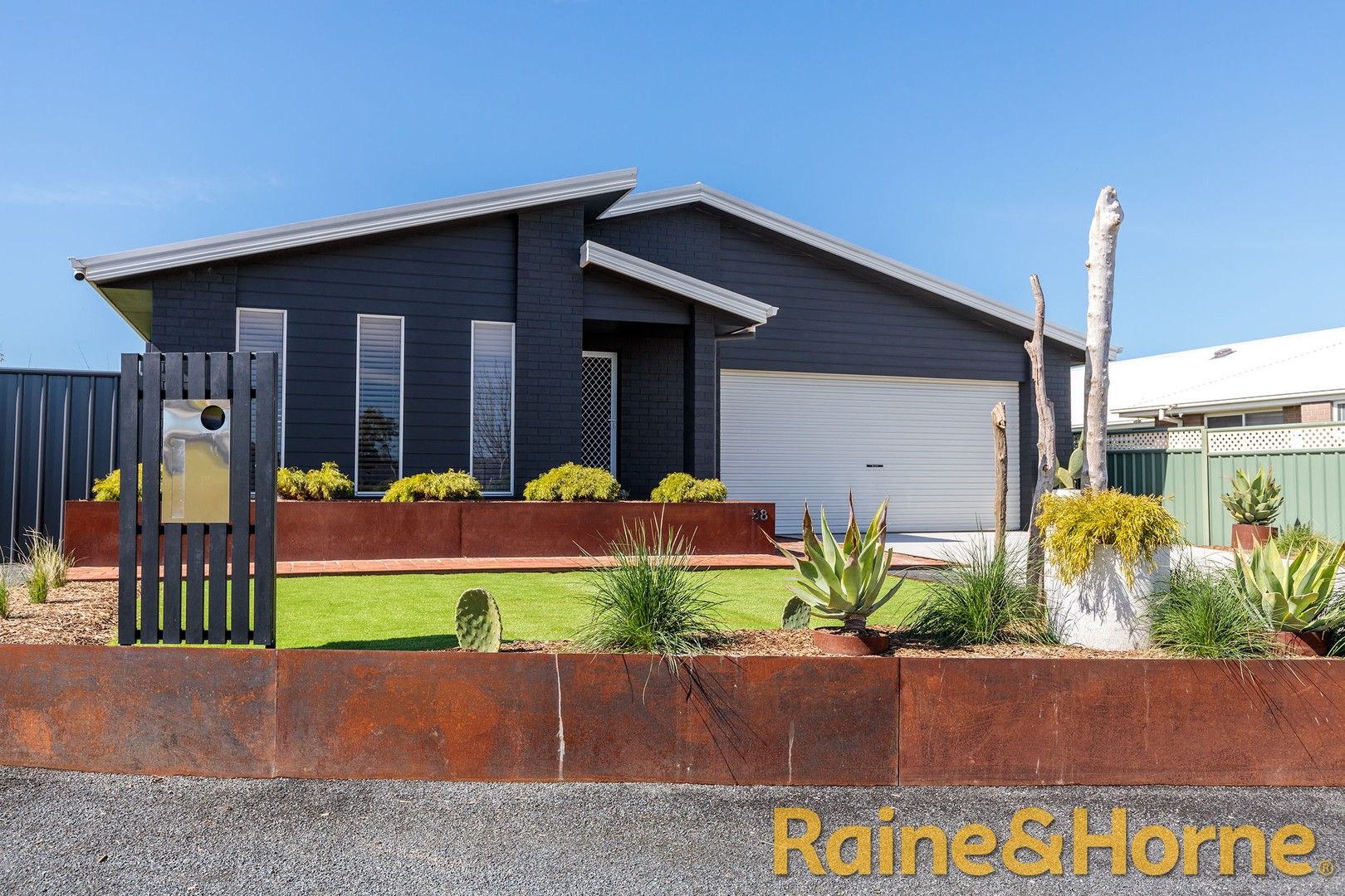 4 bedrooms House in 38 Dalbeattie Crescent DUBBO NSW, 2830