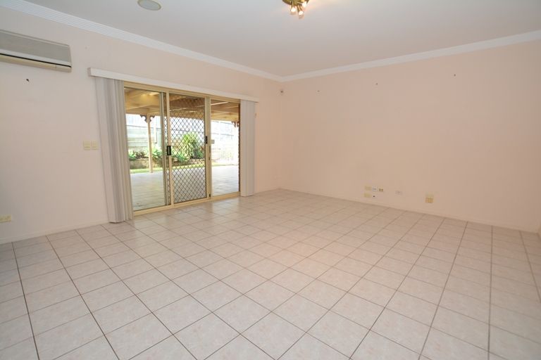 3 Sarandon Close, McDowall QLD 4053, Image 2