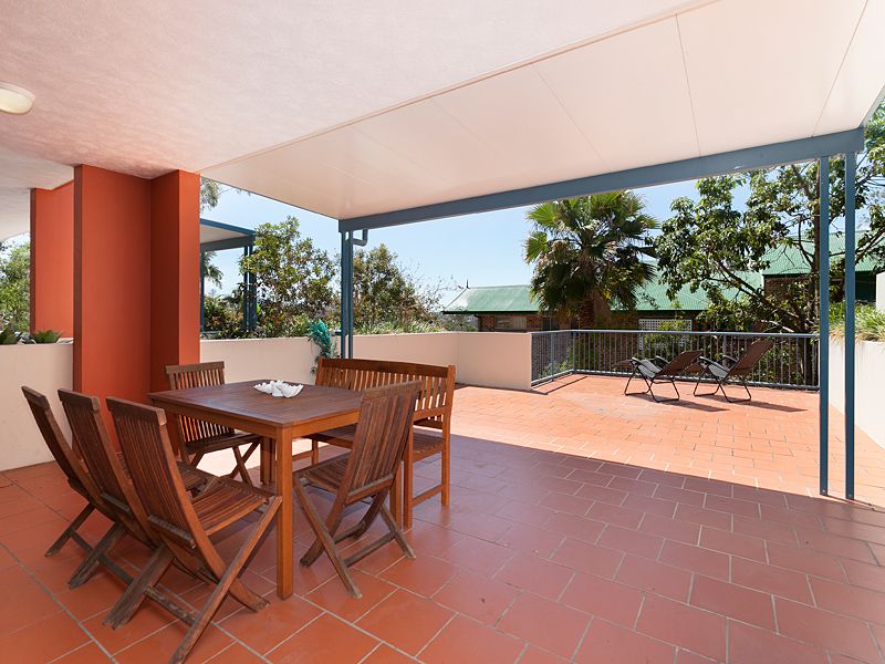 3 bedrooms Apartment / Unit / Flat in 2/194 Carmody Road ST LUCIA QLD, 4067