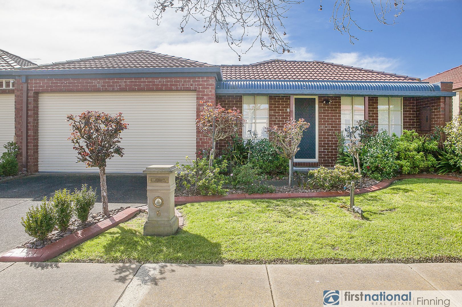 6 Oak Post Place, Cranbourne East VIC 3977, Image 2