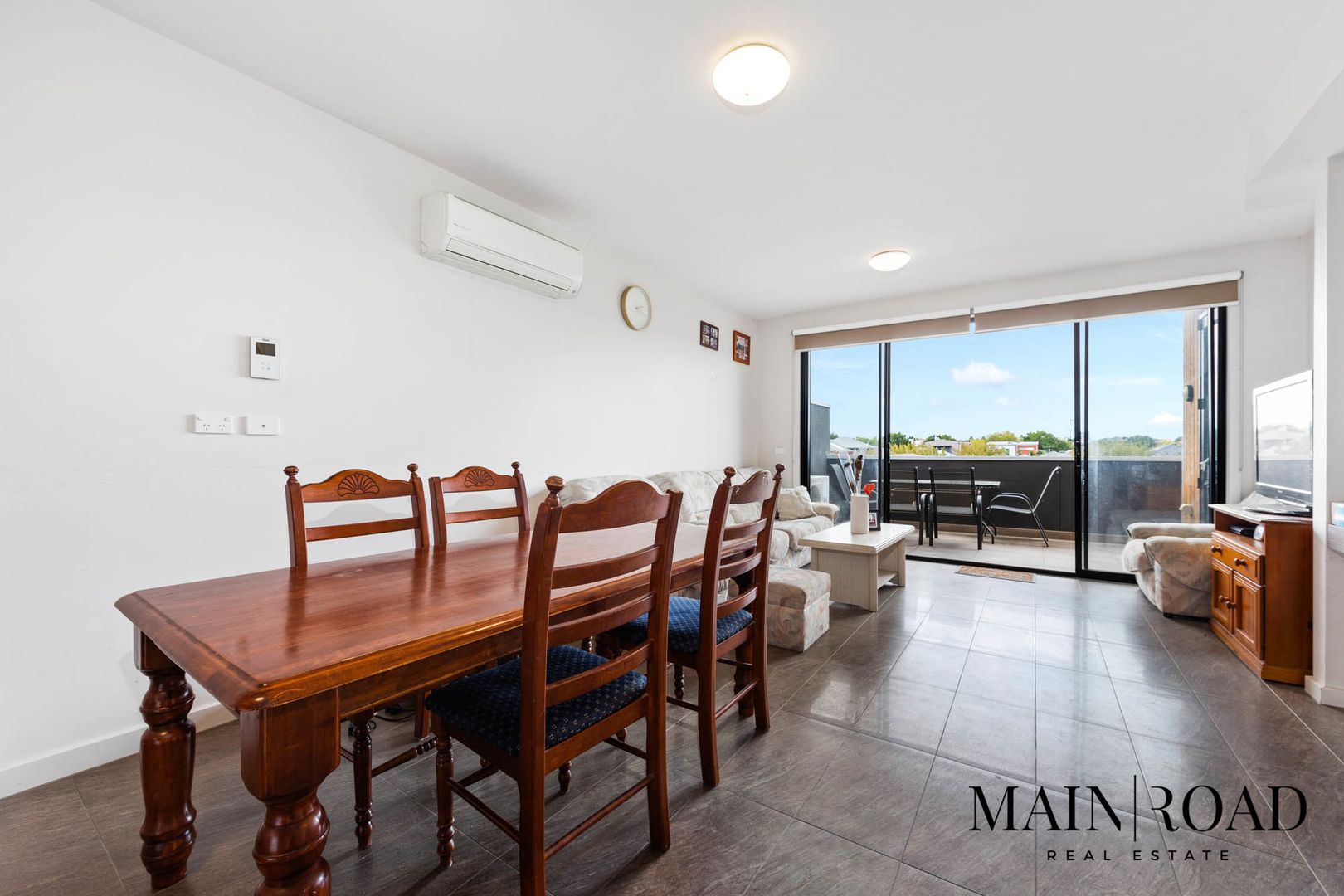 32/2 Monckton Place, Caroline Springs VIC 3023, Image 2