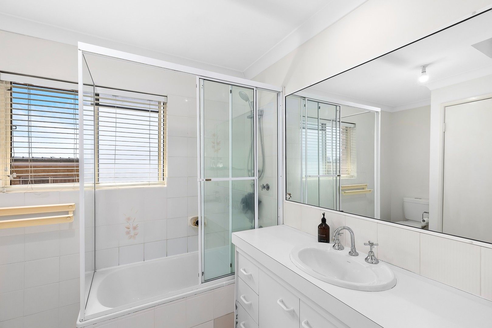 2 bedrooms Apartment / Unit / Flat in 4/73 Kirkland Ave COORPAROO QLD, 4151