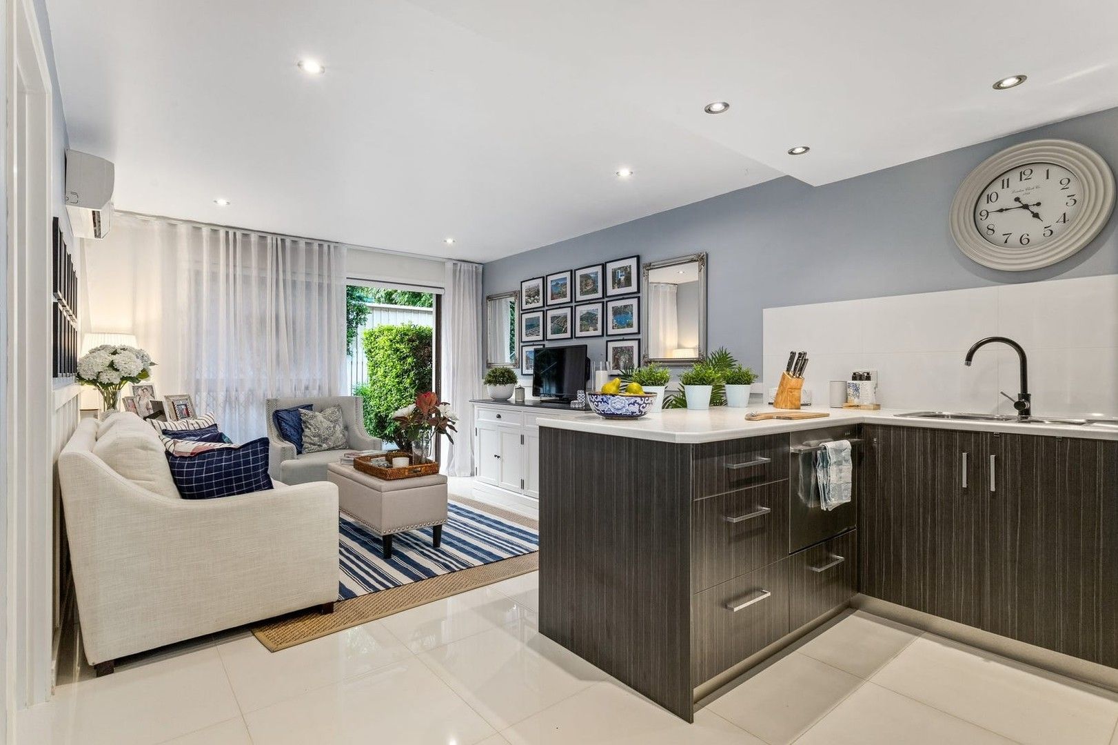 2 bedrooms Apartment / Unit / Flat in 1/31 Brighton Street BIGGERA WATERS QLD, 4216