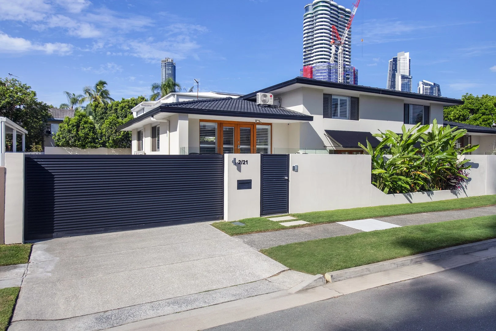 2/21 Burra Street, Chevron Island QLD 4217