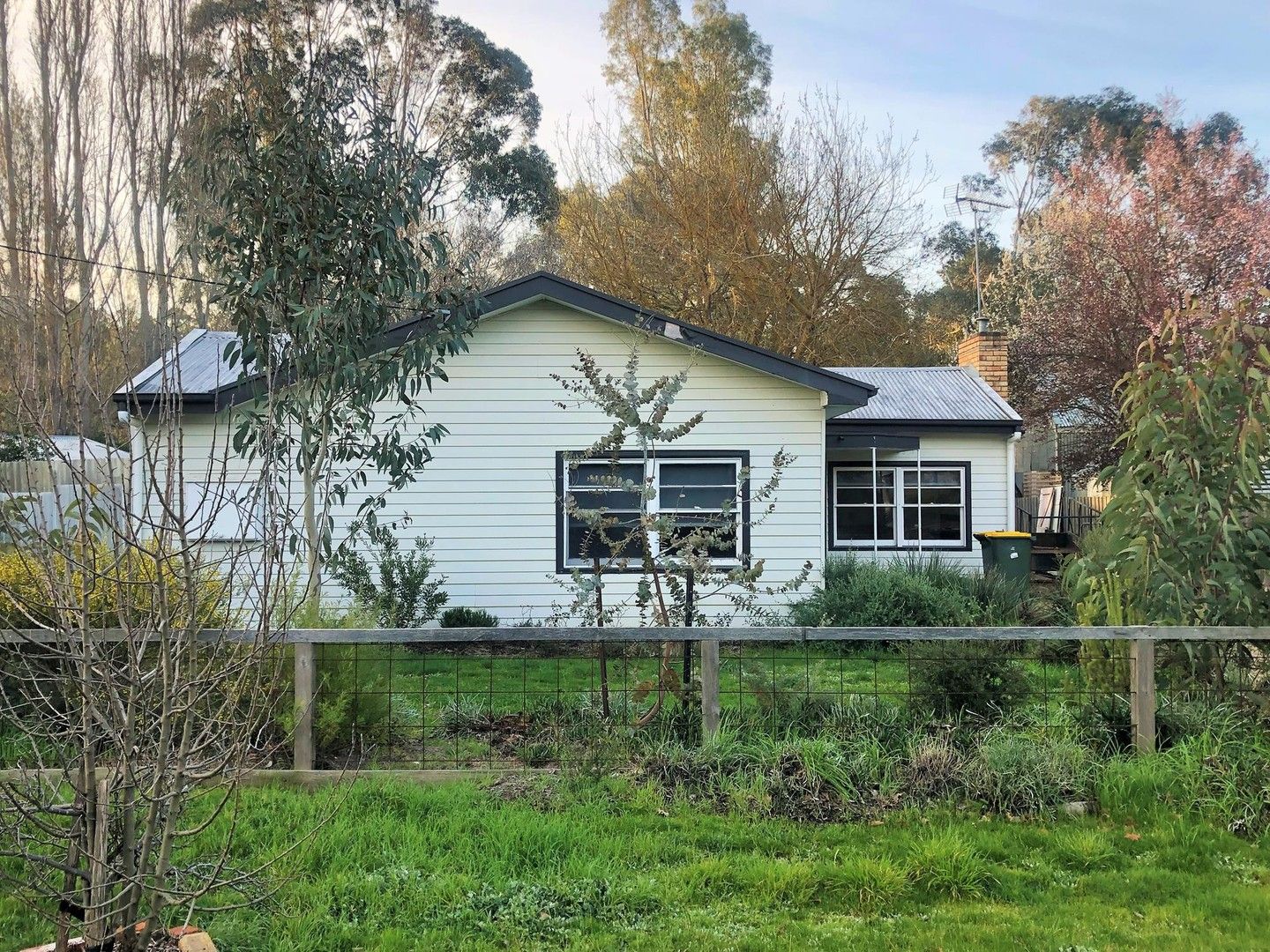 2 bedrooms House in 204 Main Road CHEWTON VIC, 3451