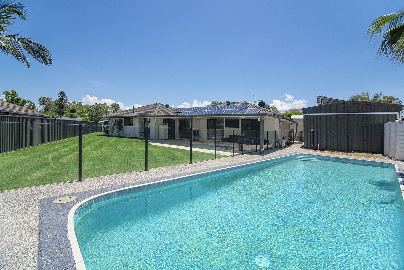 4 bedrooms House in 6 Lachlan Court HELENSVALE QLD, 4212