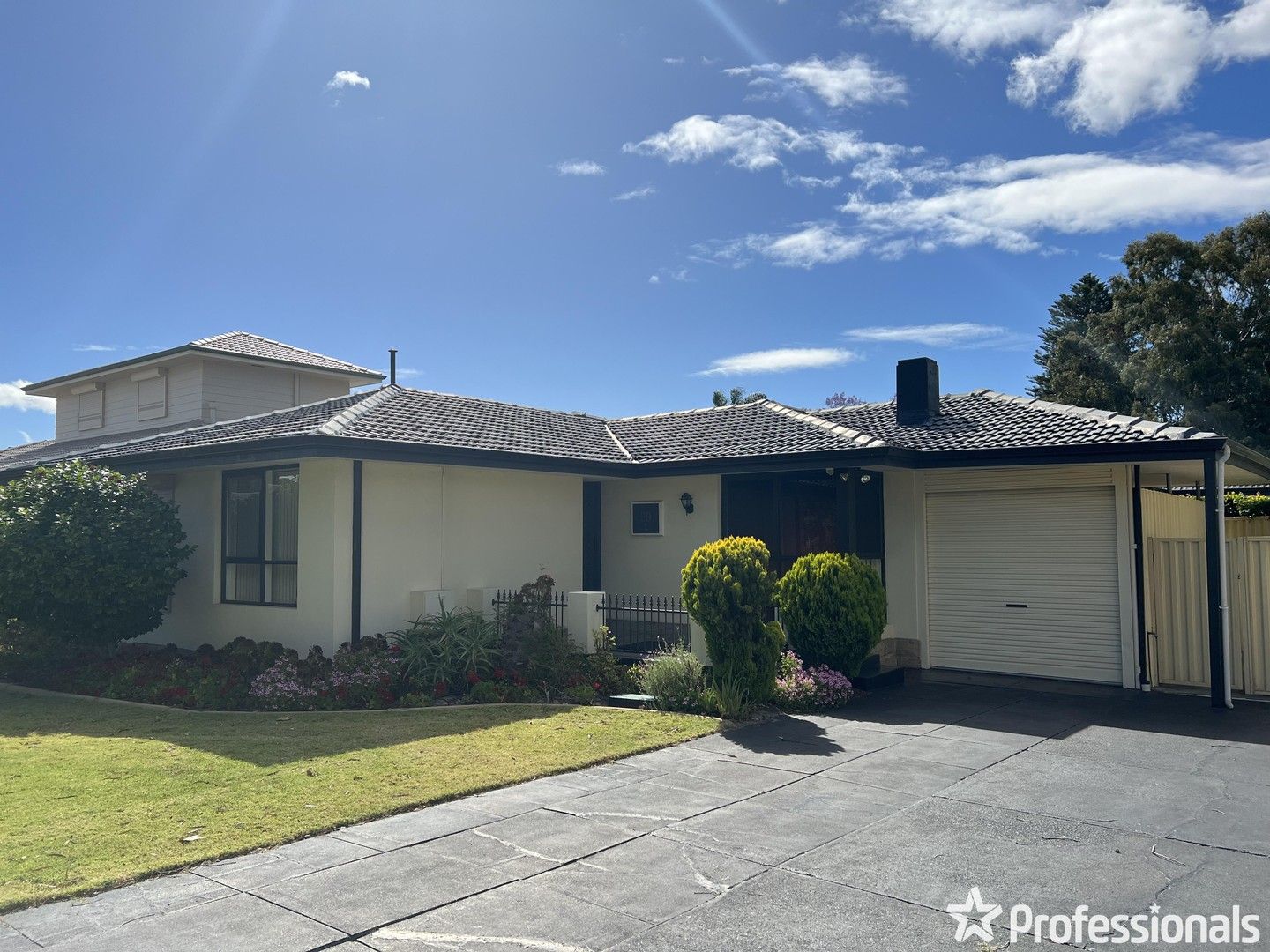 3 bedrooms House in B/59 Berehaven Avenue THORNLIE WA, 6108