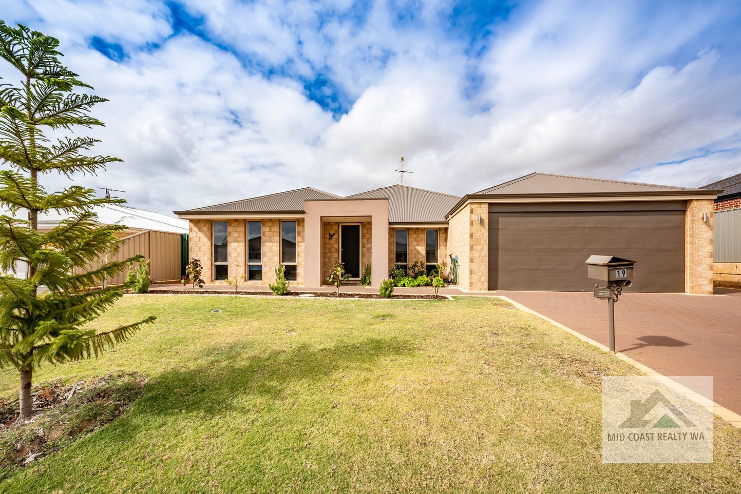 4 bedrooms House in 19 Beachcomber Hill GLENFIELD WA, 6532